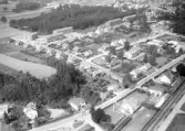Flygbild över Oskarström med villaområden och flerbostadshus. Bebyggelsevy.