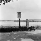 Stora Skedvi. Fäggeby. Anslagstavla och vattenståndsmätare vid Fäggeby flottbro.

