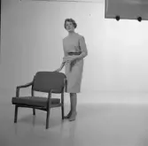 Janet Lögdman modellar vid stol