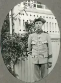 En ung man i militäruniform (m/10), poserar vid en glasveranda. 
Trol. Yngve Sämund Svensson (1895-1973), Alvesta, bror till Ruth Svensson.