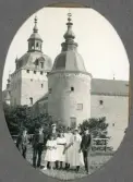 En grupp unga män med dito kvinnor (och några flickor) poserar utanför Kalmar slott.
Kan ev. vara Seved Svensson med brodern Yngve, systern Ruth och några släktingar.