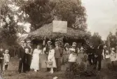 Ett tombolastånd vid en välgörenhetsfest utomhus, trol. i Alvesta.