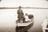 Folkskolläraren och kantorn Amos Svensson med fru Helga i en eka med namnet 