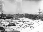 Bilden föreställer O. A. Brodins varv under vintern år 1891, på södra sidan av Gavleån, tidigare kallat Södra varvet. På stapelbädden ligger ångaren ”Axel Johnson” som varvet byggde på beställning av skeppsredaren Axel Johnson. Det var hans och Rederi AB Nordstjernans första nybygge och vid denna tidpunkt var det den största ångare av stål som då byggts i Sverige. Vid fotograferingstillfället var fartyget bara ett stålskelett, men sjösattes i augusti och levererades i oktober samma år. Bygget var försenat och med hjälp av elektrisk belysning på stolpar runt fartyget kunde bygget fortgå både morgnar och kvällar. Till vänster ligger varvets plåtverkstad med en stor skjutbar port på gaveln. Infrusna i ån till höger ligger från höger en ångare, ett barkskepp och en liten skonert.