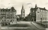 Vykort med motiv av Nicolaikyrkan, Posten och Electricitetsverket i Örebro. Text på baksidan av kortet. Adresserat Sonja Sundberg.