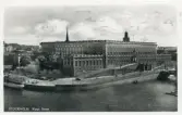 Vykort med motiv över kungliga slottet i Stockholm. Adresserat Sonja Sundberg och handskrivet meddelande på baksidan.