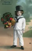 Gratulationskort med motiv av barn i sjömansdräkt, hatt och en bukett blommor i handen. Text på baksidan, adresserat Sonja Sundberg.