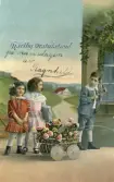 Gratulationskort med namnsdagshälsning till Sonja av Ragnhild. Motiv av barn med blomvagn. Skriven text på baksidan, adresserat Sonja Sundberg.