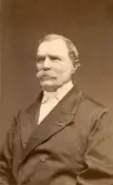 Visitkort med porträtt av major Axel Albert Alban Winberg. Winberg bodde bland annat på Drottninggatan, kv Alströmer, Alingsås.