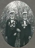 Två manliga studenter i smoking och studentmössa, trol. 1913.
Seved Svensson (?) med kamrat.