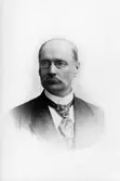 Porträtt av häradshövding Daniel Gottlieb Restadius. Restadius blev 1888 utsedd till häradshövding i Vättle, Kulling och Ale. I samband med det bosatte han sig i Alingsås. Här var han också ordförande i stadsfullmäktige 1896-99.