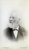 Visitkort med porträtt av fanjunkare Hugo Fredrik Reuter.
