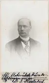 Visitkort med porträtt av häradshövding Daniel Gottlieb Restadius. Restadius blev 1888 utsedd till häradshövding i Vättle, Kulling och Ale. I samband med det bosatte han sig i Alingsås. Här var han också ordförande i stadsfullmäktige 1896-99.

Fotografiet taget av Herman Hamnqvists Ateljé på Biblioteksgatan 11 i Stockholm. Påskrift i bläck: Afb Stadsrådet Häradshöfdingen D.G Restadius.