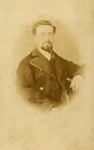 Fyra fotografier av tretton ur ett visitkortsalbum som har tillhört (Anna) Catharina Kristiansdotter, född 1841-10-22 i småländska Villstad (Gislaveds kommun). Hon kom från Kvibille till Varberg 1867 som piga och gifte sig 1872 den 27 december med mannen på Bild 1: skomakarmästare Johan Alfred Andersson, senare Johansson, född i Villstad 1849-04-14 och inflyttad till Varberg 1868. De hyrde en bostad i hörnet av Drottninggatan-Prästgatan, kv Guldsmeden, och fick döttrarna Alvina Charlotta 1873 och Julia Elisabeth 1875. Någon av dem bör rimligen vara den som har skrivit 