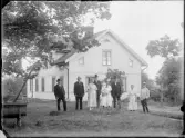 Familj vid hus