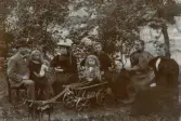 Gruppbild föreställande rektorn Sven Friden, tillsammans med sin familj. 