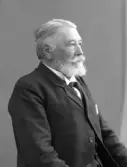 Porträtt av konsul Robert C. T. Jobson som togs med anledning av hans 70-årsdag. Det finns med som sista bild i ett litet hyllningshäfte till födelsedagen den 13 oktober 1921 med foton av Robert i olika åldrar. Se övriga bildnr GB3_17263-17267. Häftet är bevarat, se VMA12190 K1a:5.