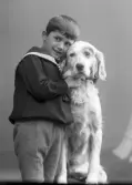 Anna Jobson har beställt en bild av sin och maken Donald Jobsons son Arthur Jobson med en hund. Gossen bär en sjömansskjorta.