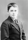 Två porträtt av Arthur Jobson som 12-åring, son till konsul Donald och Anna Jobson i Varberg. Han kom 1959 att överta sin fars och dessförinnan sin farfars omfattande handelsverksamhet. Arthurs fokus blev eldningsolja, Jobsons Olje AB, med oljedepå i Varbergs hamn. Han övertog också titeln från sin far som vicekonsul för Nederländerna 1953. Han gifte sig 1935 med Signhild Johansson från Veddige och de fick tre döttrar, varav Kate (f. 1937) blev en mycket framgångsrik simmerska i Varbergs GIF som tog EM-guld på 100 meter frisim 1958. Hon var också bästa europé i samma gren vid de Olympiska sommarspelen 1956.