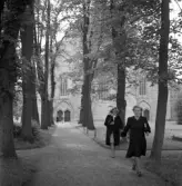 Kvinnor framför Vadstena klosterkyrka