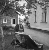 Kvinna i Johanssons trädgård