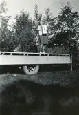Fältartisten Ulla (skulle kunna vara Ulla Billquist, som uppträdde under beredskapsåren) vid beredskap V-götland 1944 (enligt text i album).