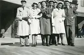 Män och kvinnor firar den sista april 1944 (enligt text i album).