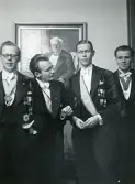 Formell tillställning med fr. v Carl-Erik Sidén (alias Syrack), ... Bengt Hultin, Lennart Ståhl (enligt text i album).