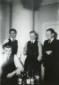 Fest hos mig, Lucia 1943 (enligt text i album). Text baksida kort: V-H Bengt Lindholm, Anders Lindwall, Syrack (Carl-Erik) Sidén, Bengt Westerlund.