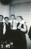 Fest hos mig, Lucia 1943 (enligt text i album). Text baksida kort: V-H Anders Lindwall, Bengt Lindholm, Bengt Hultin och Syrack Sidén.