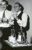 Två män i feststämning. T.v. Bengt Norlén (enligt text i album).