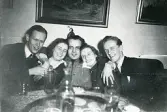Nattlig vickning hos Gunvor efter ett teaterbesök. Jag, Marianne, Carl-Hugo, Gunvor och Kurt. Febr. 1944 (enligt text i album). Text baksida kort: V-H Bengt Hultin, Marianne Berggren, Carl-Hugo Calander, Gunvor Wingstedt, Kurt Öjemo febr. 1944. Efter 