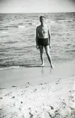 Vid Åhus badstrand (enligt text i album). Text baksida kort: 