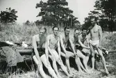 Bad är hälsa - allra helst bad på tjänstetid. Åhus 1944 (enligt text i album). Text baksida kort: 