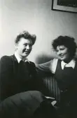Vivi Hegardt gift Westerlund och Gunnel Persson gift Hultin, vintern 1945 (enligt text i album).