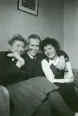 Mellan tvenne eldar fr v. Vivi Hegardt gift Westerlund, Bengt Hultin, Gunnel Persson gift Hultin (enligt text i album).
