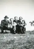 Dagen efter tentamensfesten, mars 1945 (enligt text i album).