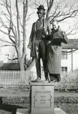 Vårligt intermezzo! (text i album). Bengt Hultin poserar vid prins Gustafs staty utanför Carolina Rediviva i Uppsala.