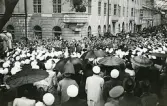 Kravallerna sista april 1945 utanför Uppsala universitets huvudbyggnad (enligt text i album).