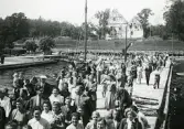 Visingsö hamn vid Jönköpingsbåtens ankomst med Visingsborgs slottsruin i bakgrunden (enligt text i album).