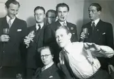 Ett gäng festglada män, längst fram th. Bengt Hultin. Text i album: 