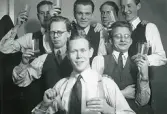 Ett gäng festglada män, längst fram Bengt Hultin. Text i album: 