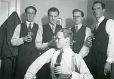 Ett gäng festglada män, längst fram Bengt Hultin. Text i album: 