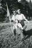 Sjömanöver 1946. G-H:sk (Gästrike-Hälsinge) lättmatrostrio (enligt text i album). Stående fr. v. Bengt Norlén och Bengt Hultin.
