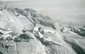 Solbad på klippa. Hultin och Lindwall, Sandhamn juli 1946 (enligt text i album).