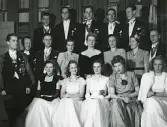 Juvenalbal, Uppsala1946, . Stående v-h: Bengt Lindholm, Sven Enander, Bengt Norlén, Jonas Löfgren, Bengt Hultin. Mellanraden v-h: Lars Brun, Edvin Lagman, Claes Löfgren, ?(Norléns dam), fru Enander, Ki (Lindholms dam), Lagmans fästmö, C-E Sidén. Sittande: Märta Sahlin, (?) Eriksson, Gunvor Löfgren, Karin Dierks, Siv (?) (enligt text i album och baksida kort).