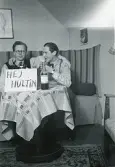 Carl-Erik Sidén och Bengt Norlén håller en skylt med orden 