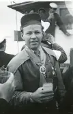 Broder Tjolle förbereder landgången, 1947 (enligt text i album).