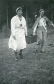Studenter bärandes på en trälåda. 