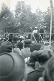 Engelska prinsessorna på podiet 1947 i London med folksamling nedanför (enligt text i album).